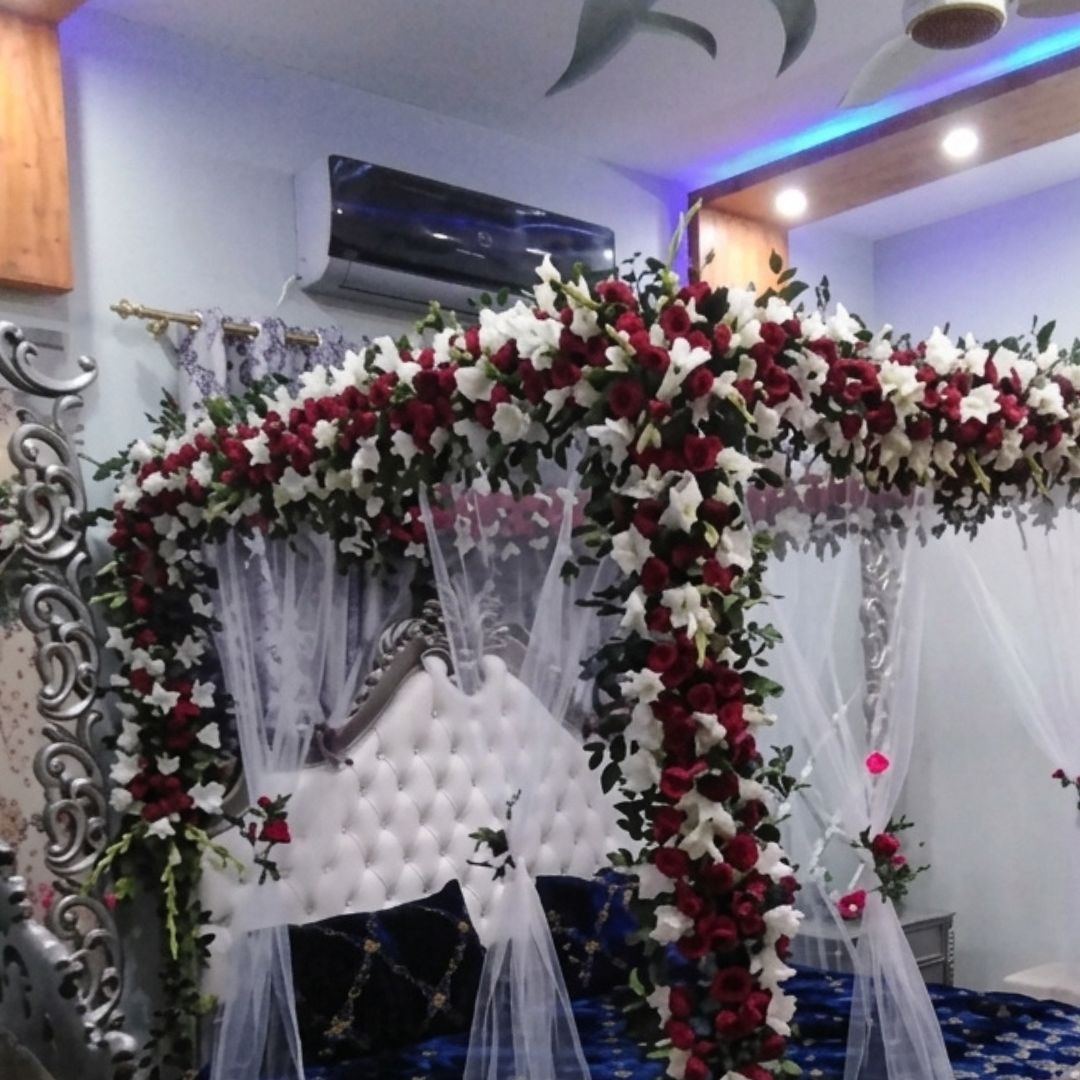 Fresh Flower Masehri & Red Rose Canopy Bed Bridal Room Decor