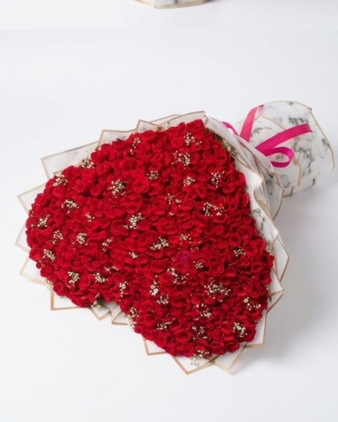 Marbled Romance Heart-Shaped Red Rose Luxury Bouquet detail 4