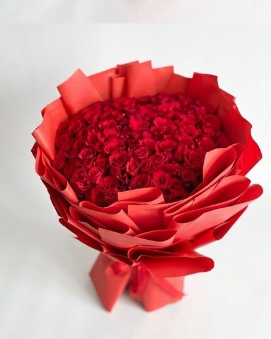 Crimson Passion 100 Red Rose Luxury Bouquet detail 4