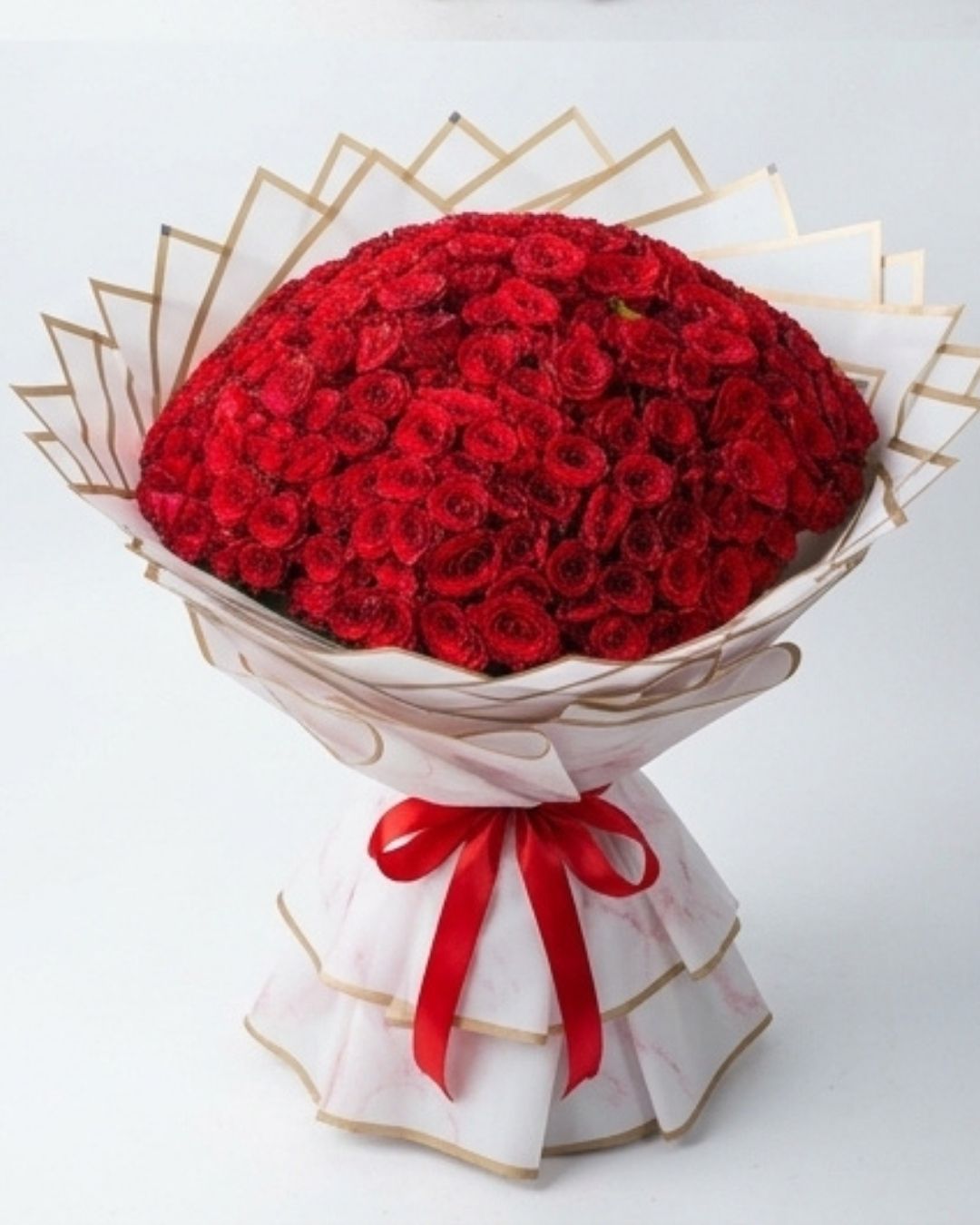 Golden Elegance Heart-Shaped Red Rose Luxury Bouquet detail 4
