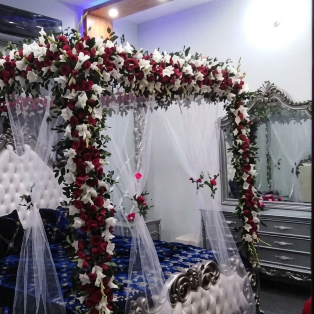 Fresh Flower Masehri & Red Rose Canopy Bed Bridal Room Decor
