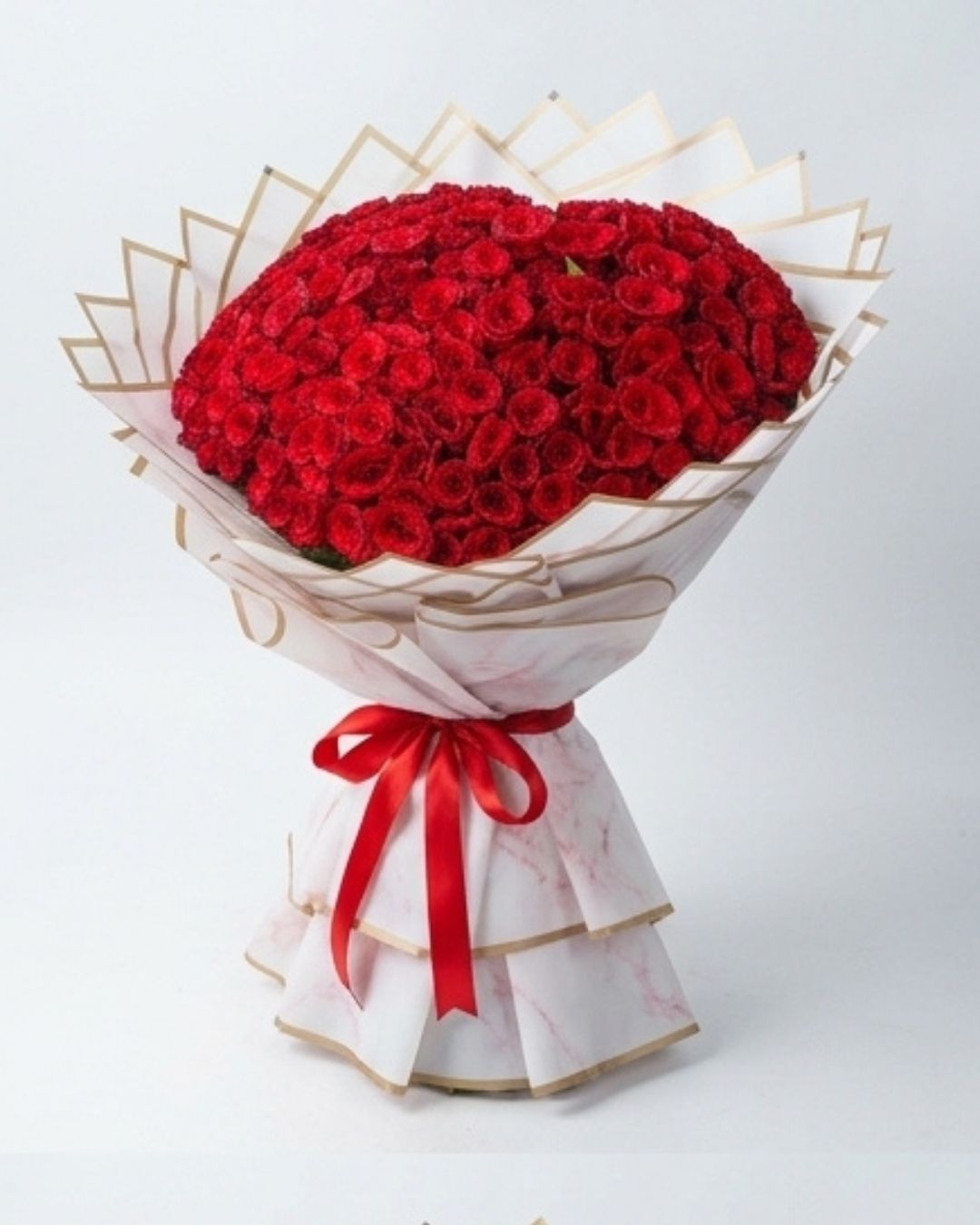 Golden Elegance Heart-Shaped Red Rose Luxury Bouquet detail 2