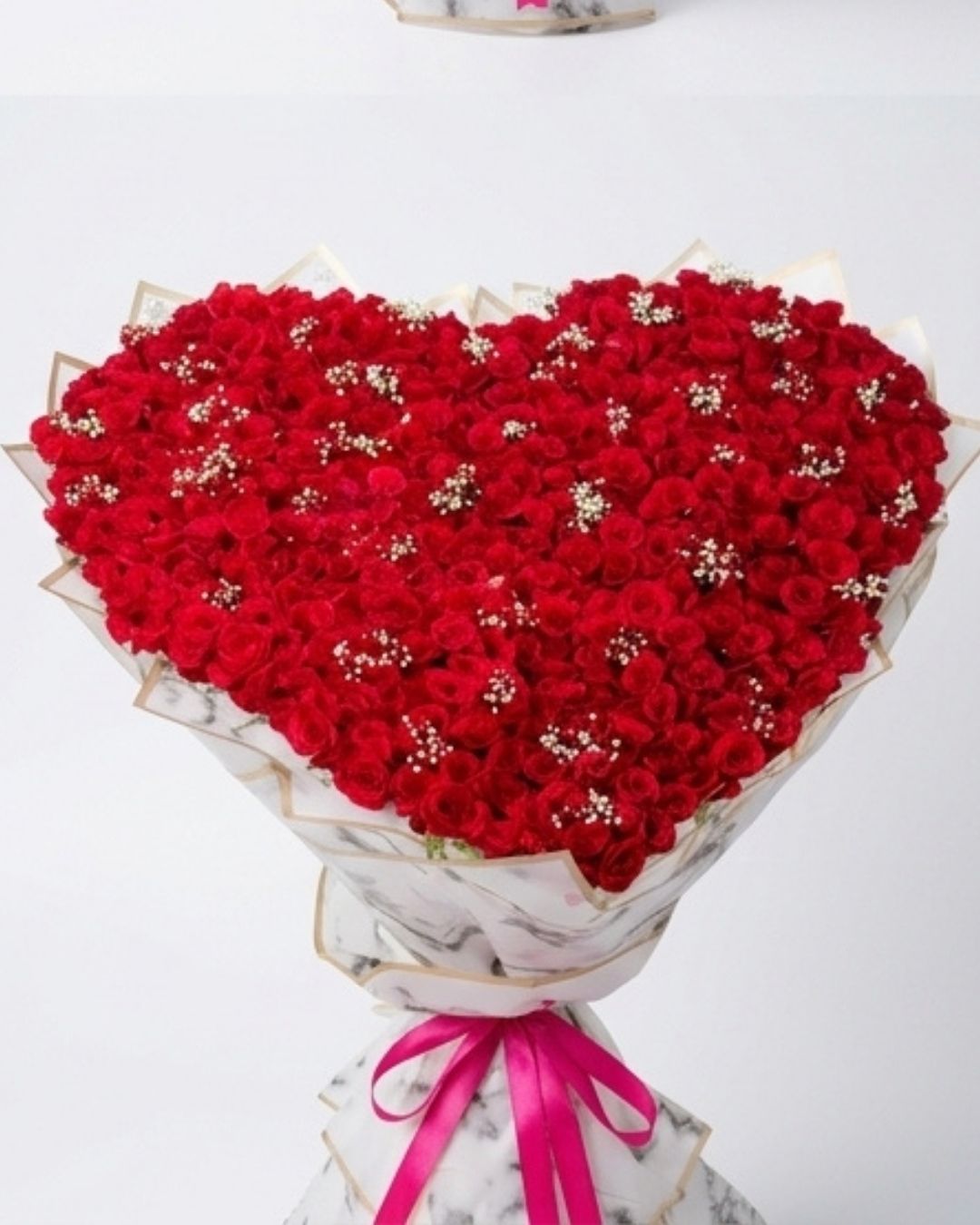 Marbled Romance Heart-Shaped Red Rose Luxury Bouquet detail 3