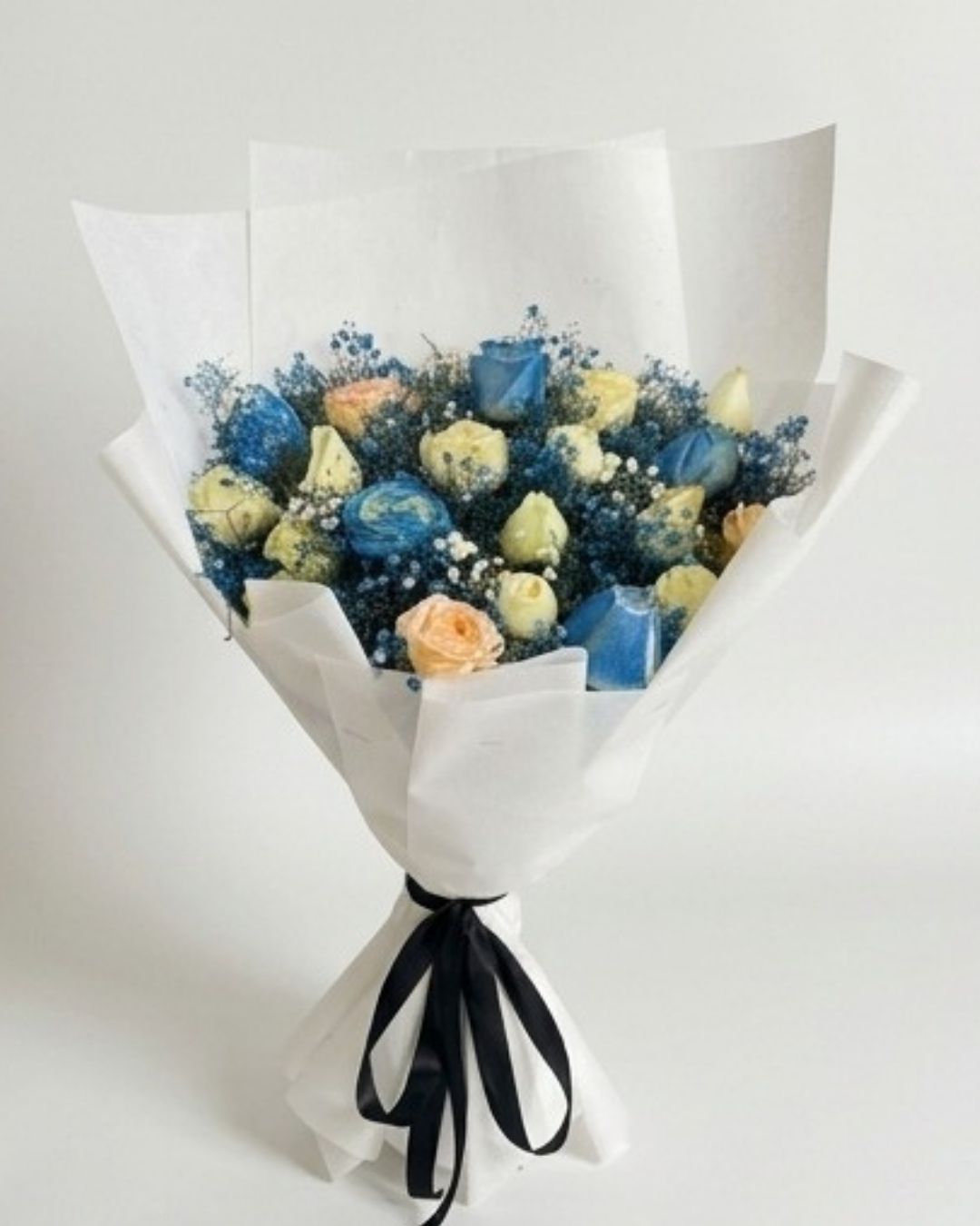 Cerulean Dream Blue & Cream Rose Luxury Bouquet detail 2