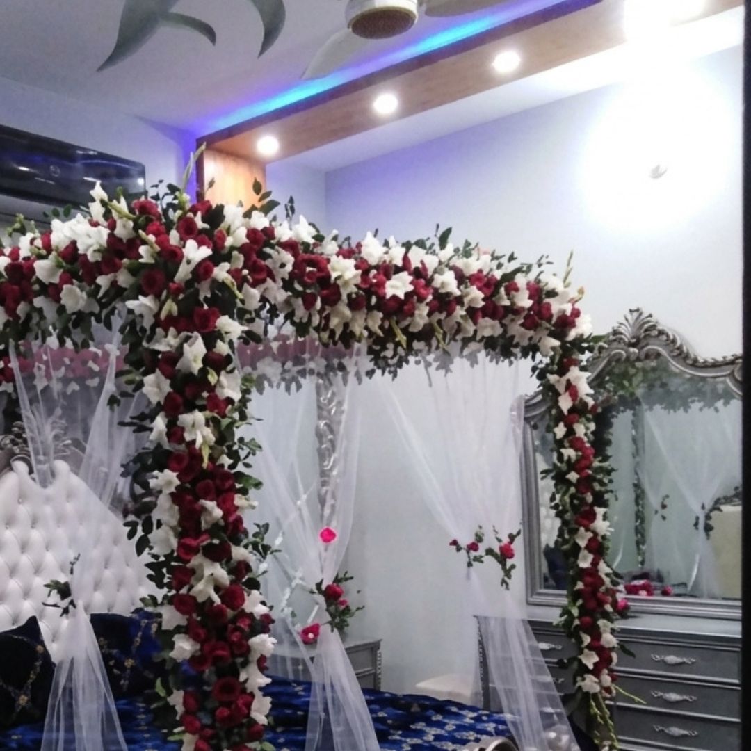 Fresh Flower Masehri & Red Rose Canopy Bed Bridal Room Decor