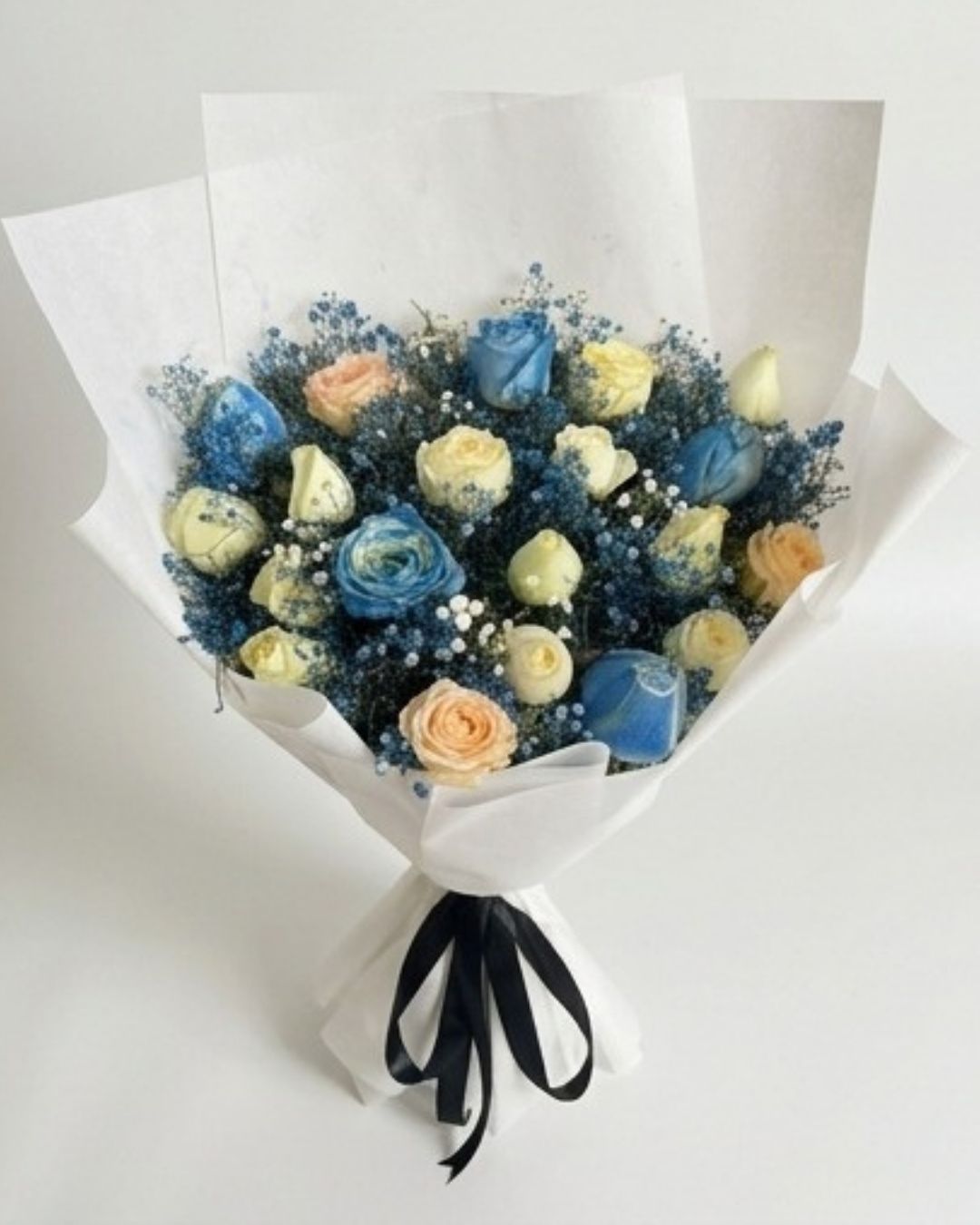 Cerulean Dream Blue & Cream Rose Luxury Bouquet detail 4