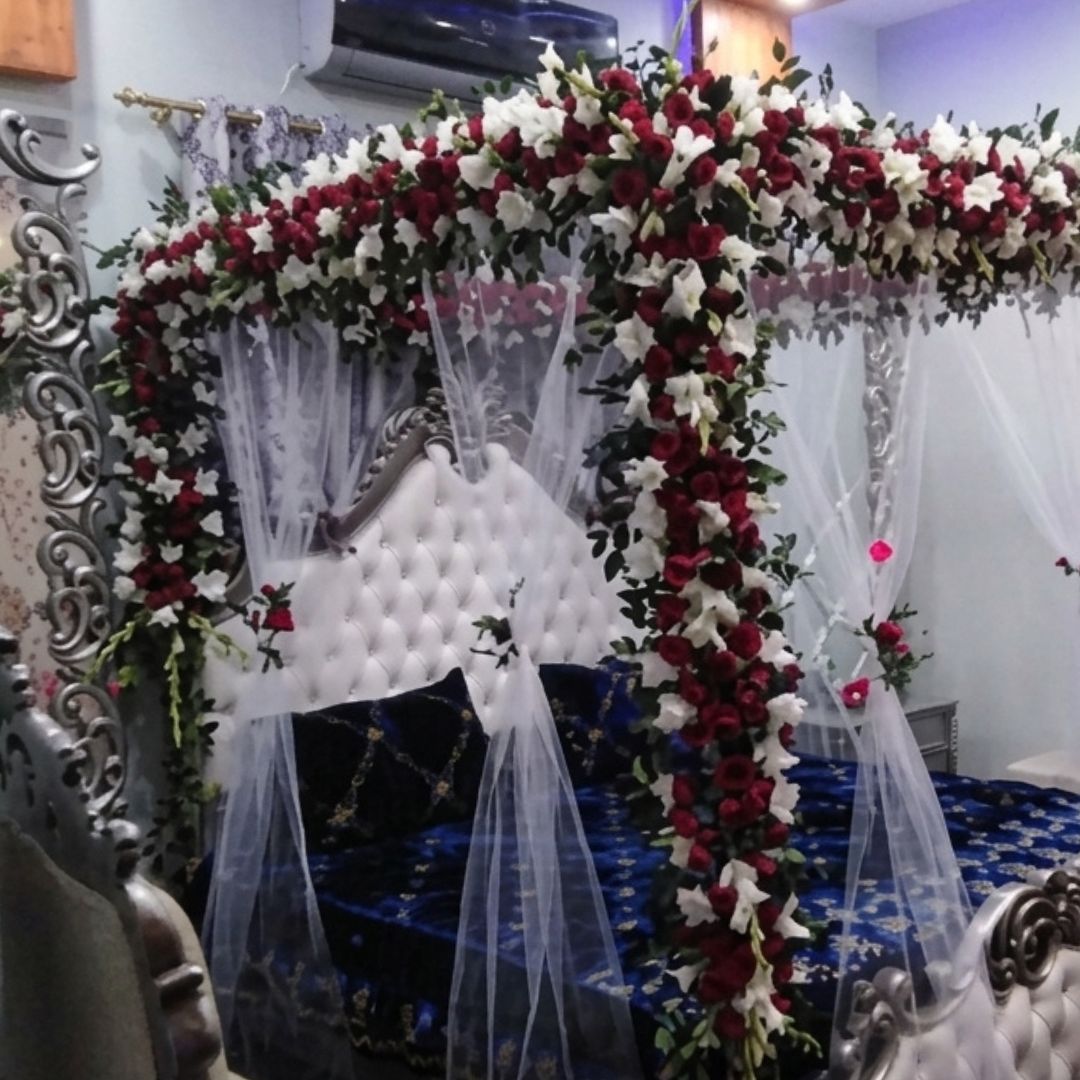 Fresh Flower Masehri & Red Rose Canopy Bed Bridal Room Decor