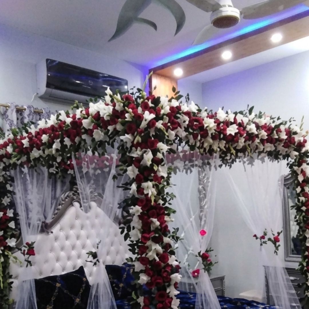 Fresh Flower Masehri & Red Rose Canopy Bed Bridal Room Decor