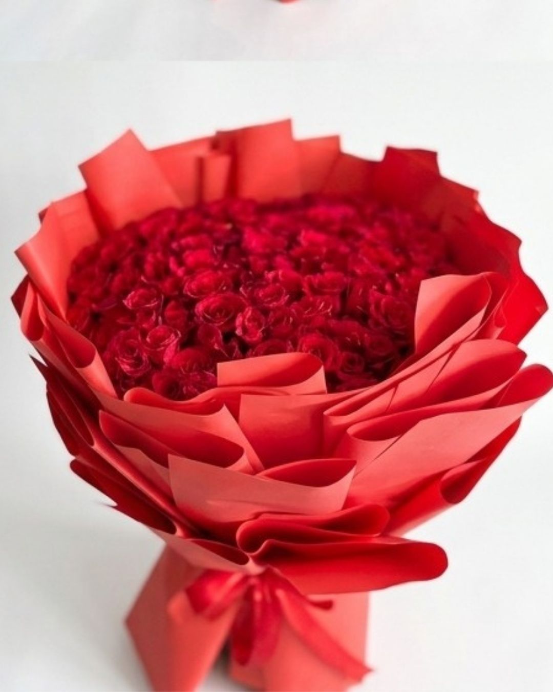Crimson Passion 100 Red Rose Luxury Bouquet detail 3