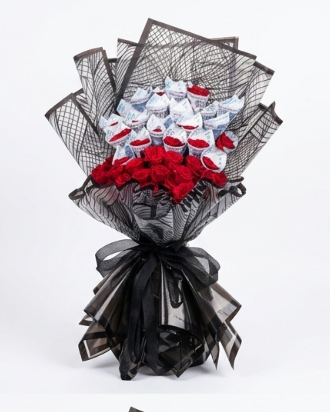Royal Noir Cash & Red Rose Luxury Gift Bouquet detail 2