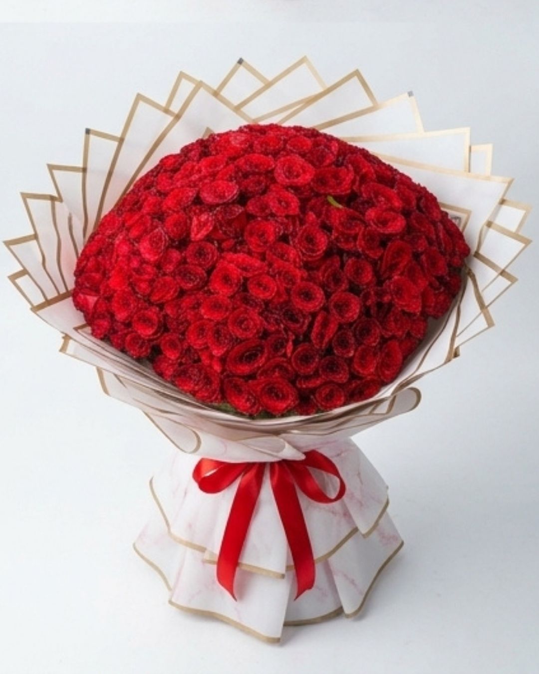 Golden Elegance Heart-Shaped Red Rose Luxury Bouquet detail 3